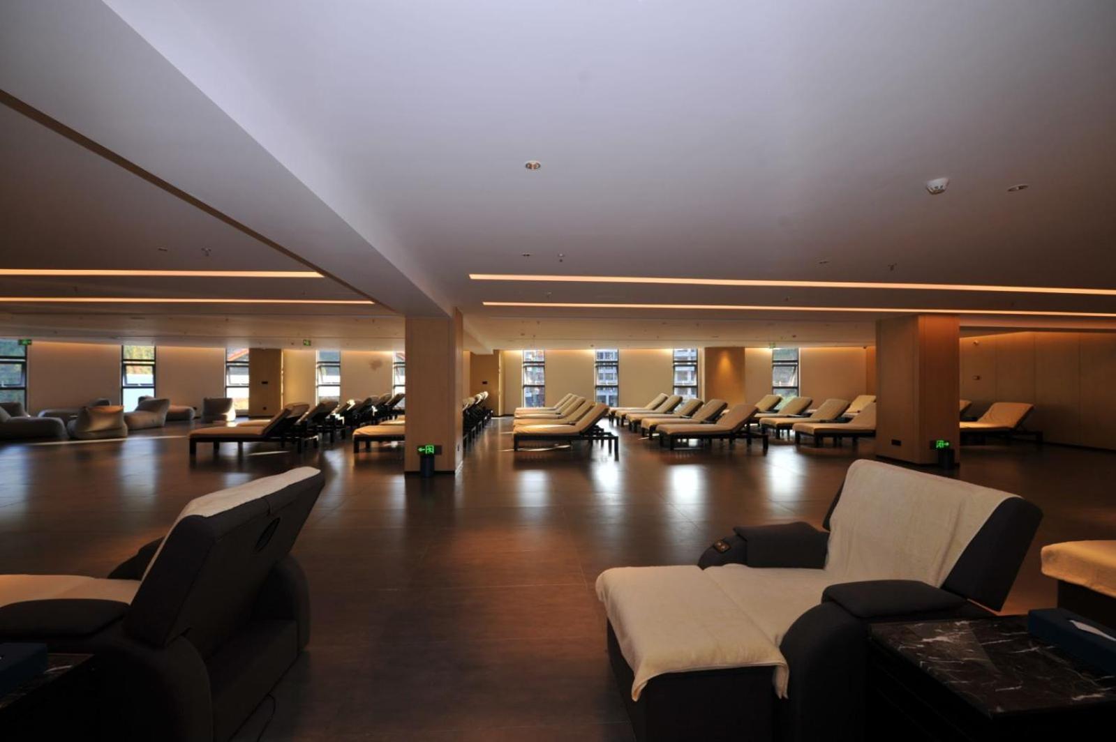 Wyndham Grand Plaza Royale Hot Springs Fenghuang Hotel Buitenkant foto