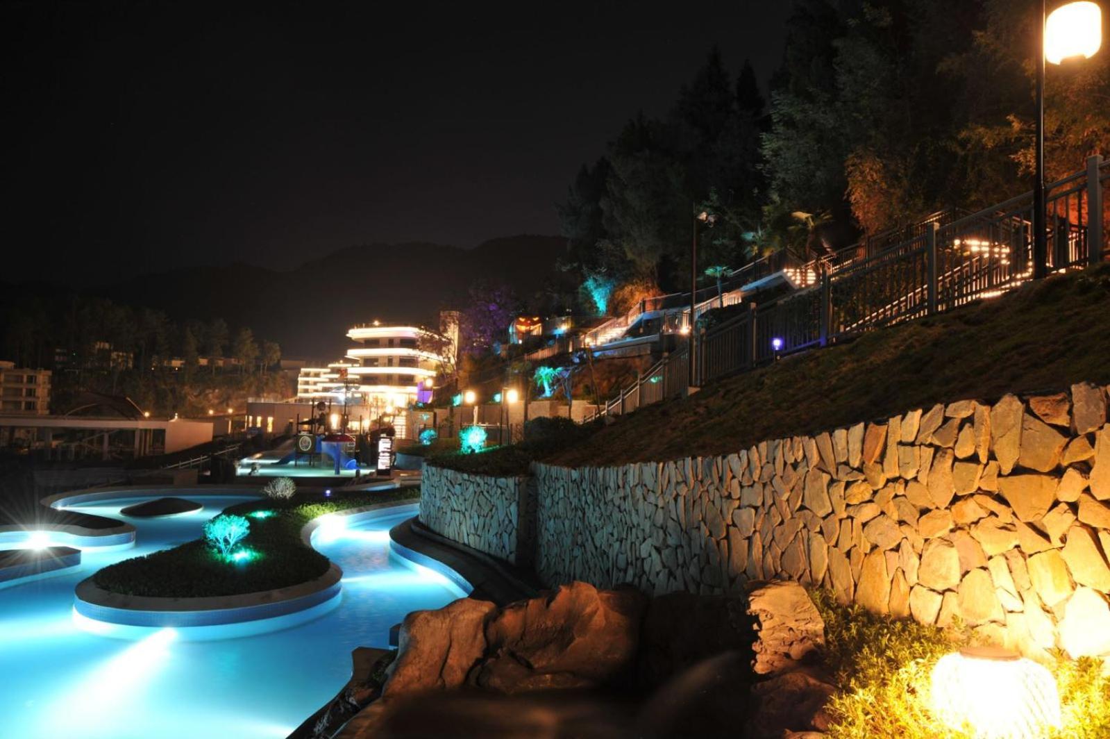 Wyndham Grand Plaza Royale Hot Springs Fenghuang Hotel Buitenkant foto