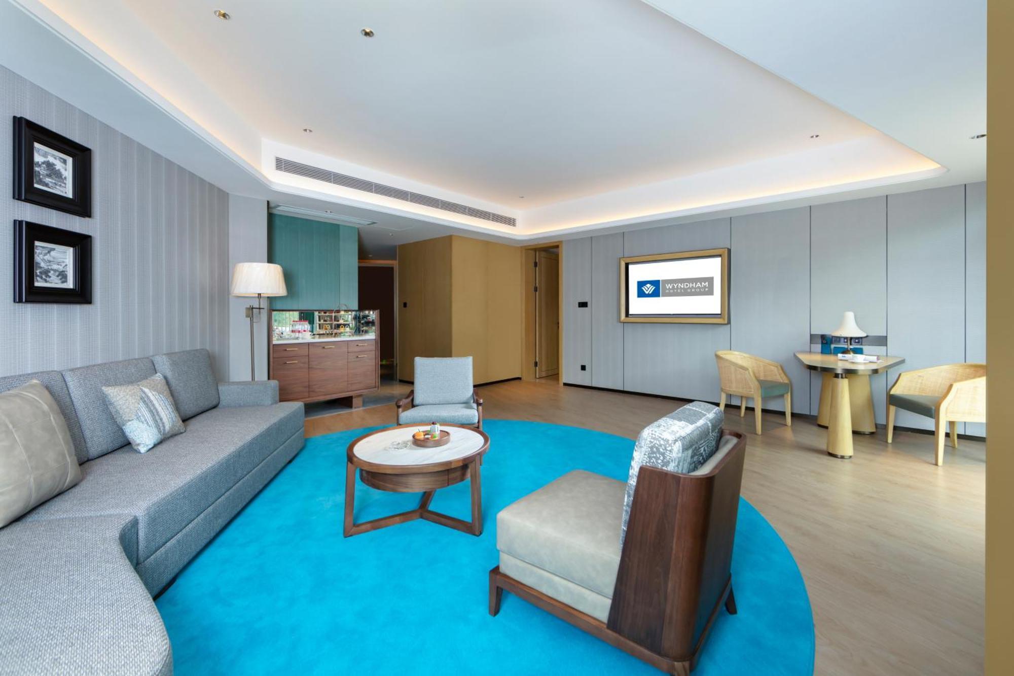 Wyndham Grand Plaza Royale Hot Springs Fenghuang Hotel Buitenkant foto