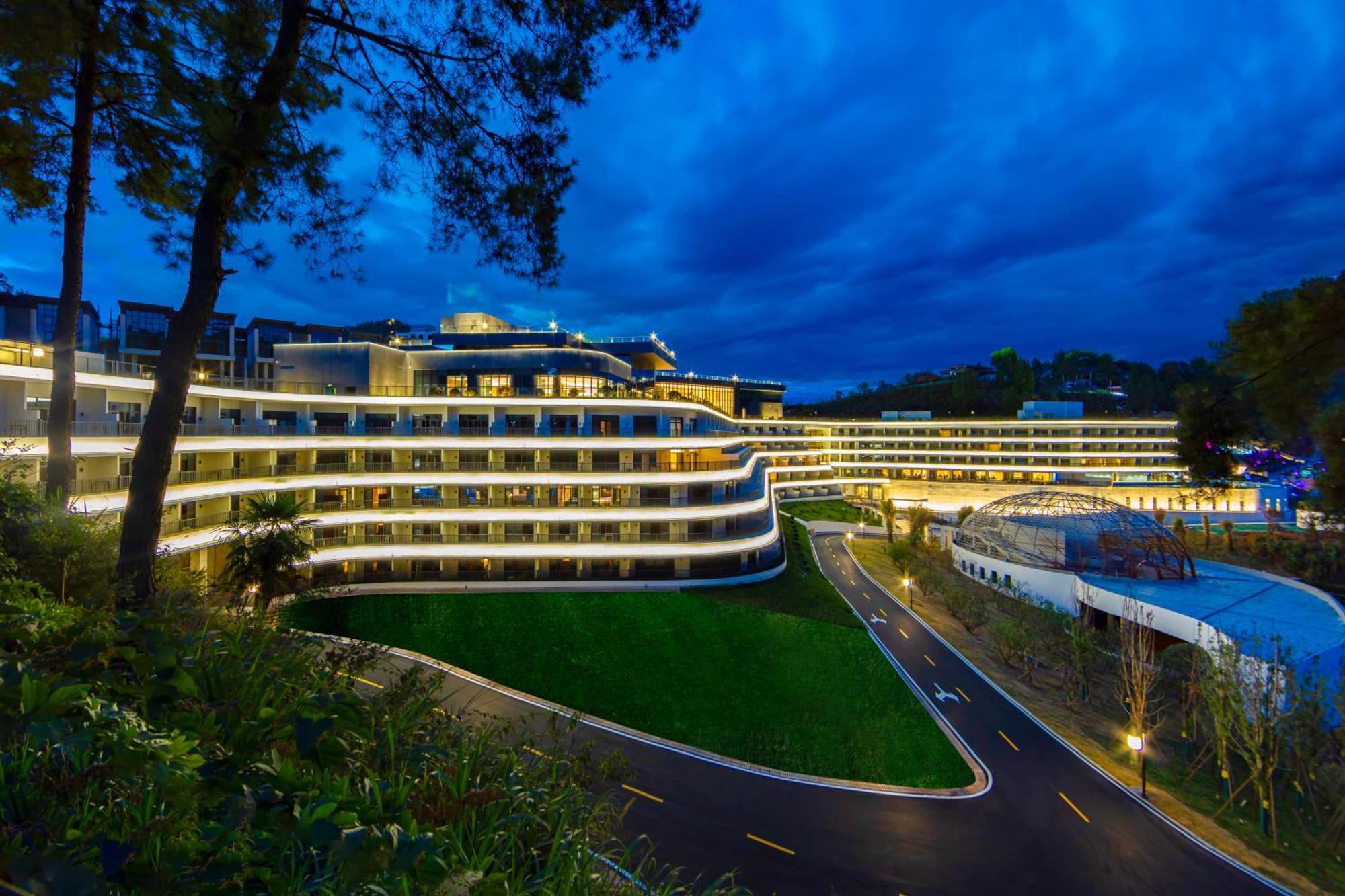 Wyndham Grand Plaza Royale Hot Springs Fenghuang Hotel Buitenkant foto